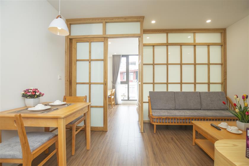 Cho thuê căn hộ 1 ngủ mặt phố 50 Phan Kế Bính đầy đủ nội thất, gần Lotte