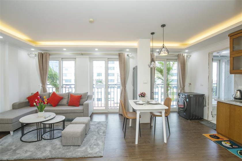 Cho thuê căn hộ 1 ngủ 1 khách nội thất hiện đại có xông hơi, ban công tầng cao tại số 12/523 Kim Mã.